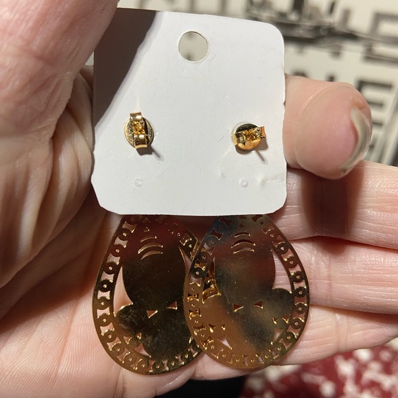 NIP India Inspired Gold Tone Filigree Pierced Earrings. - Picture 3 of 3